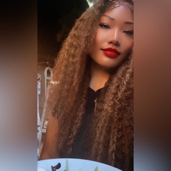 Meet your Posher, Kim♥️ - Picture 4 of 16